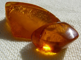 Minerál jantar - medově žluté valounky