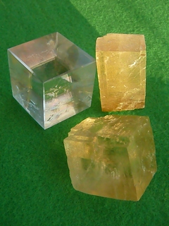 Minerál kalcit - žluté klencové krystaly