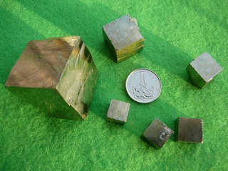 Minerál pyrit - zlatavě blýskavé krychlové krystaly