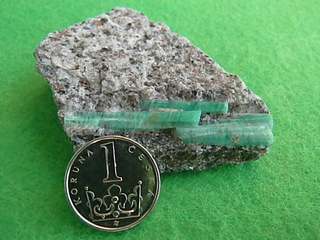Minerál smaragd - zelené krystaly v matečné hornině